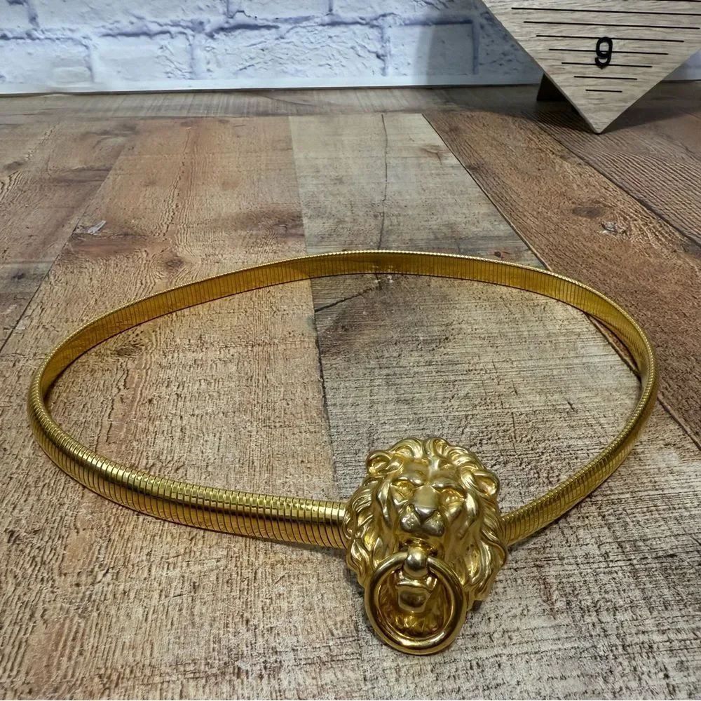 Vintage 1970s Textured Lion Door Knocker Pendant belt